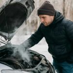 Почему двигатель стучит на холодном запуске зимой