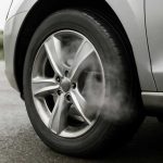 Почему тормоза свистят после движения по влажной дороге