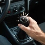Почему возникает хруст при переключении механической коробки передач